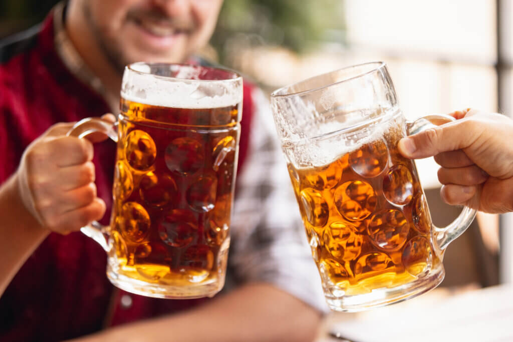 Mit Bier anstoßen