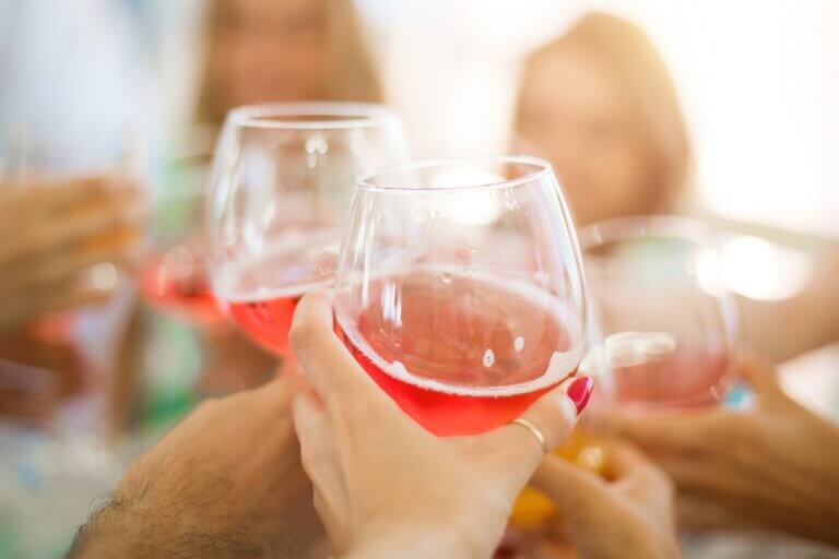 Anstoßen mit Pink Spritz